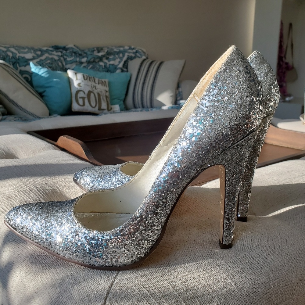 $$ DROP!! 🙌🏽 Liliana Silver Glitter Heels